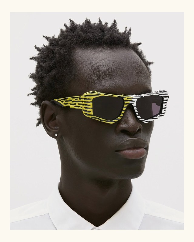 Porté : la façade zébrée, jaune et noire.
