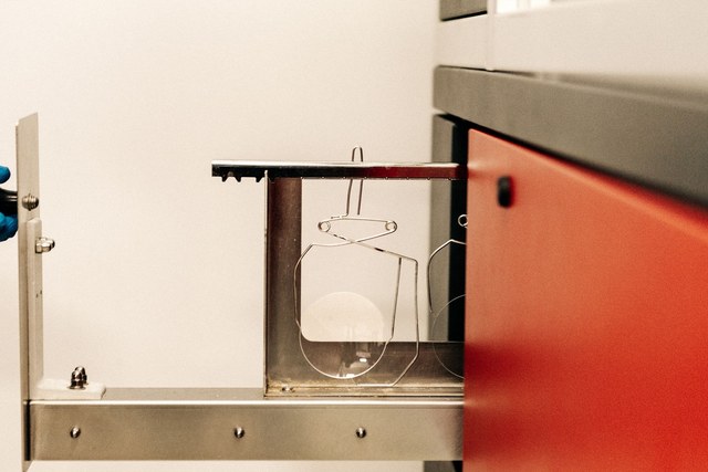 L'étuve du laboratoire, porte ouverte