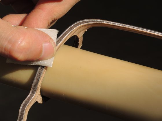 Après la découpe numérique, le lissage et l'arrondi sont faits à la main, pièce par pièce, sur un cylindre.